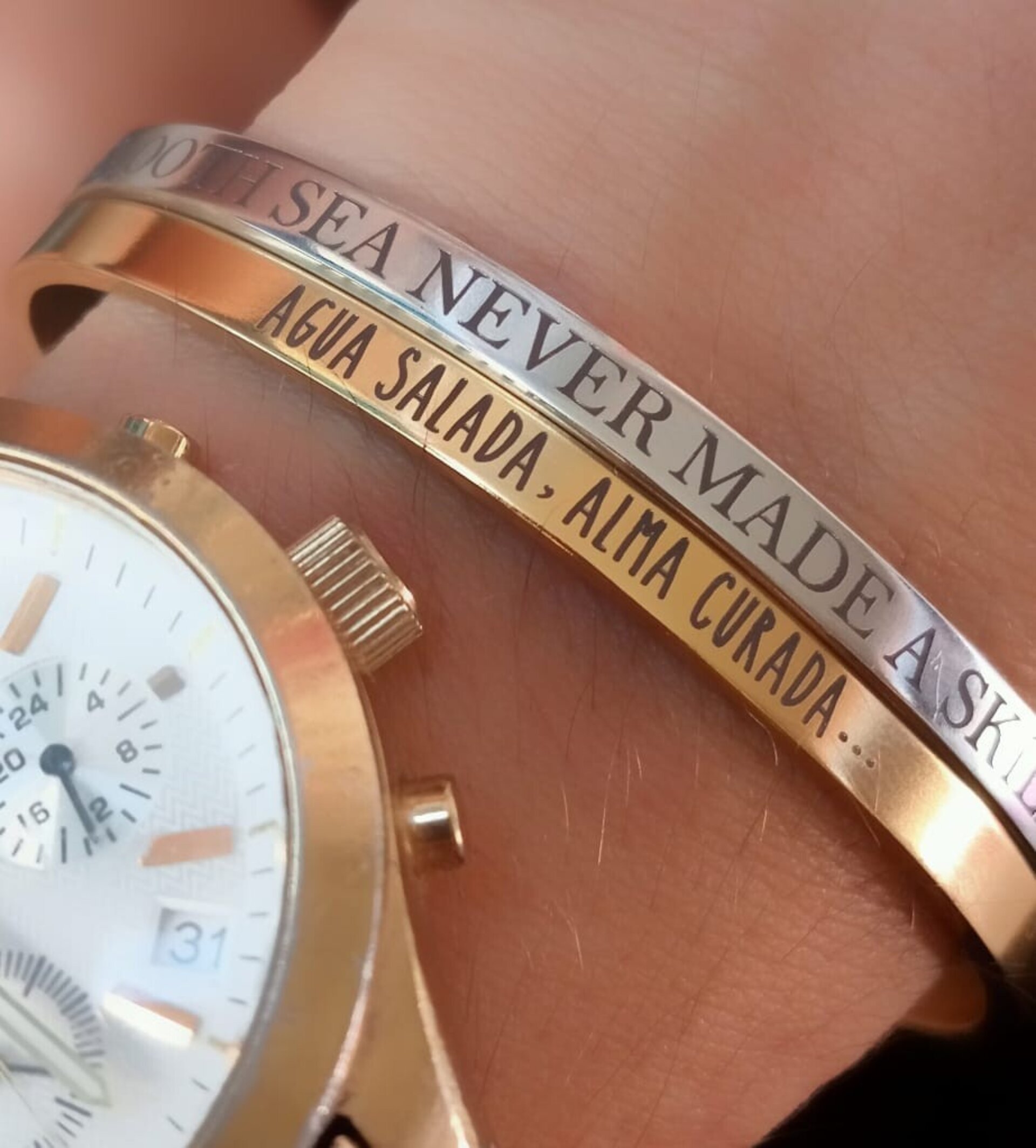 Brazalete personalizado unisex en acero 316L. Chapado en oro 18 k. - 2